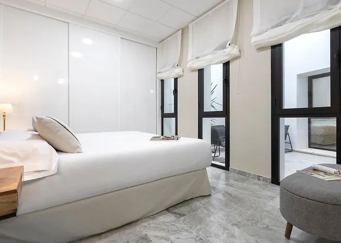 Genteel Plaza De Tendillas *